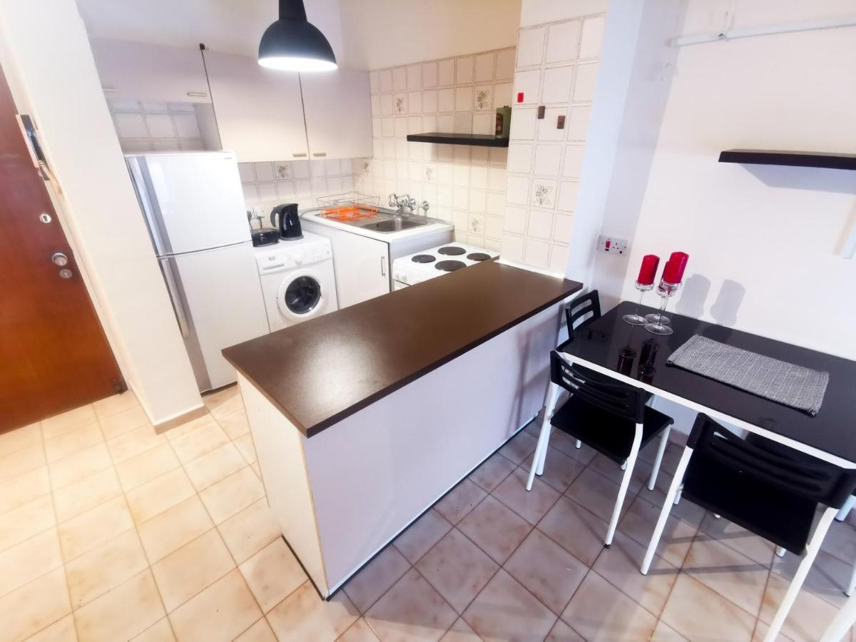 Flirty Flamingo Seaview Seafront Apartment Larnaca Esterno foto
