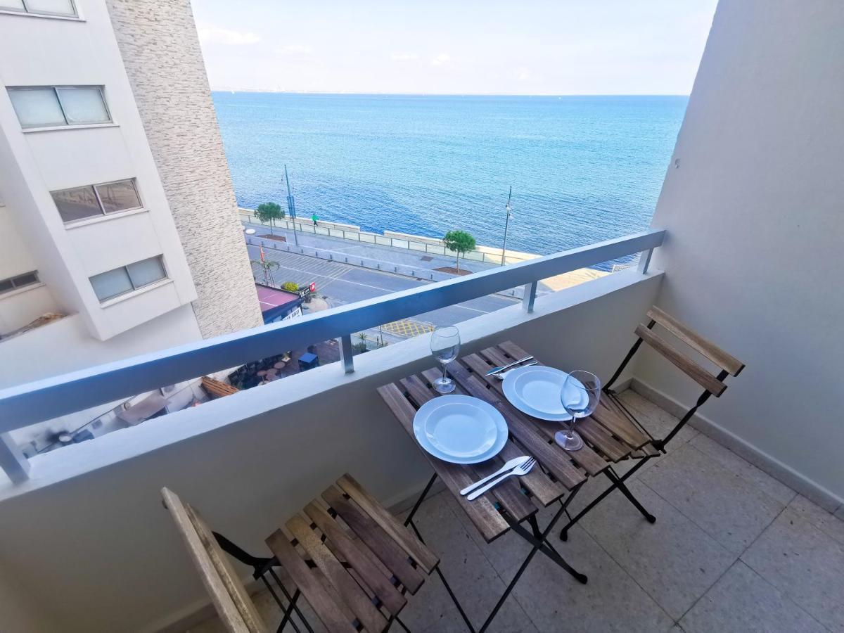 Flirty Flamingo Seaview Seafront Apartment Larnaca Esterno foto
